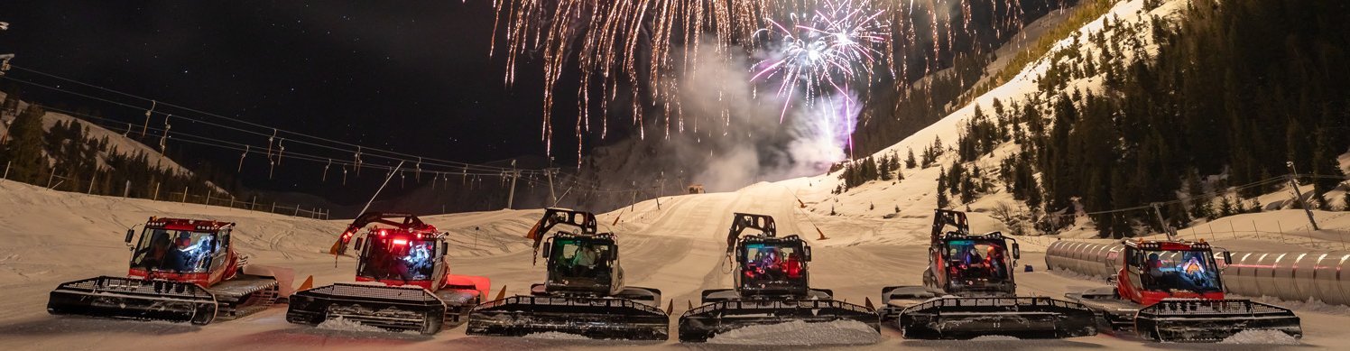 Pistenraupen HochfügenNacht mit Feuerwerk