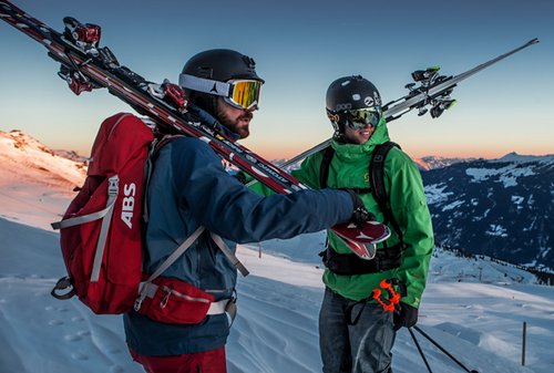 Skifahrer genießen Sonnenaufgang 